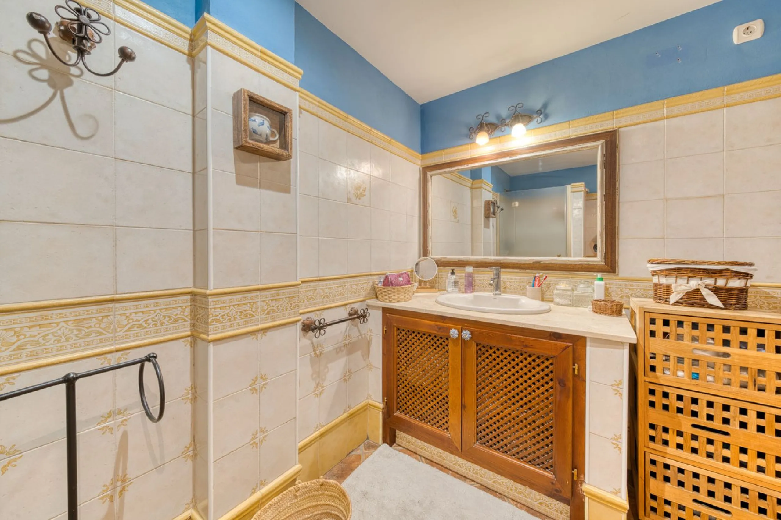 Welcome to this beautiful family home in Los Boliches! This property perfectly combines comfort, style, and location.