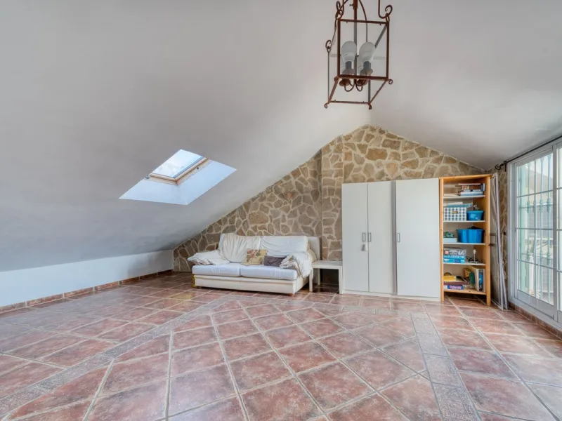 Welcome to this beautiful family home in Los Boliches! This property perfectly combines comfort, style, and location.