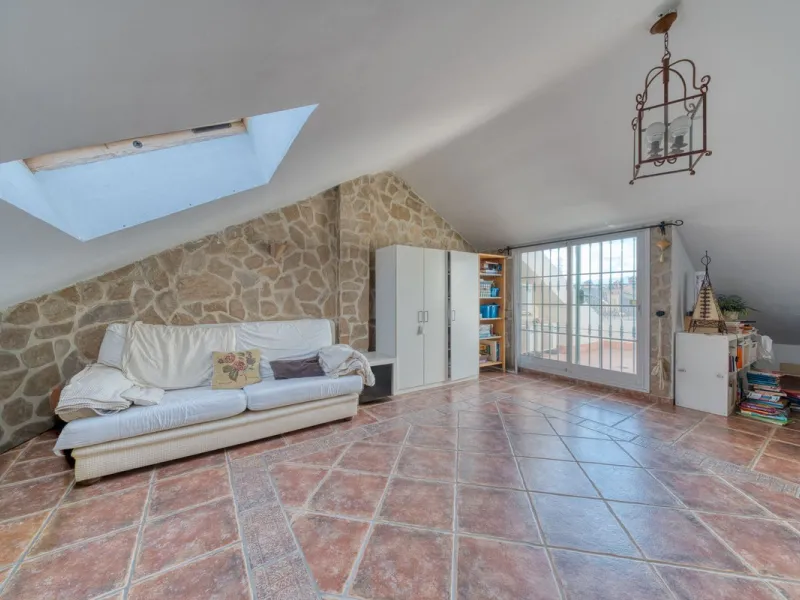 Welcome to this beautiful family home in Los Boliches! This property perfectly combines comfort, style, and location.