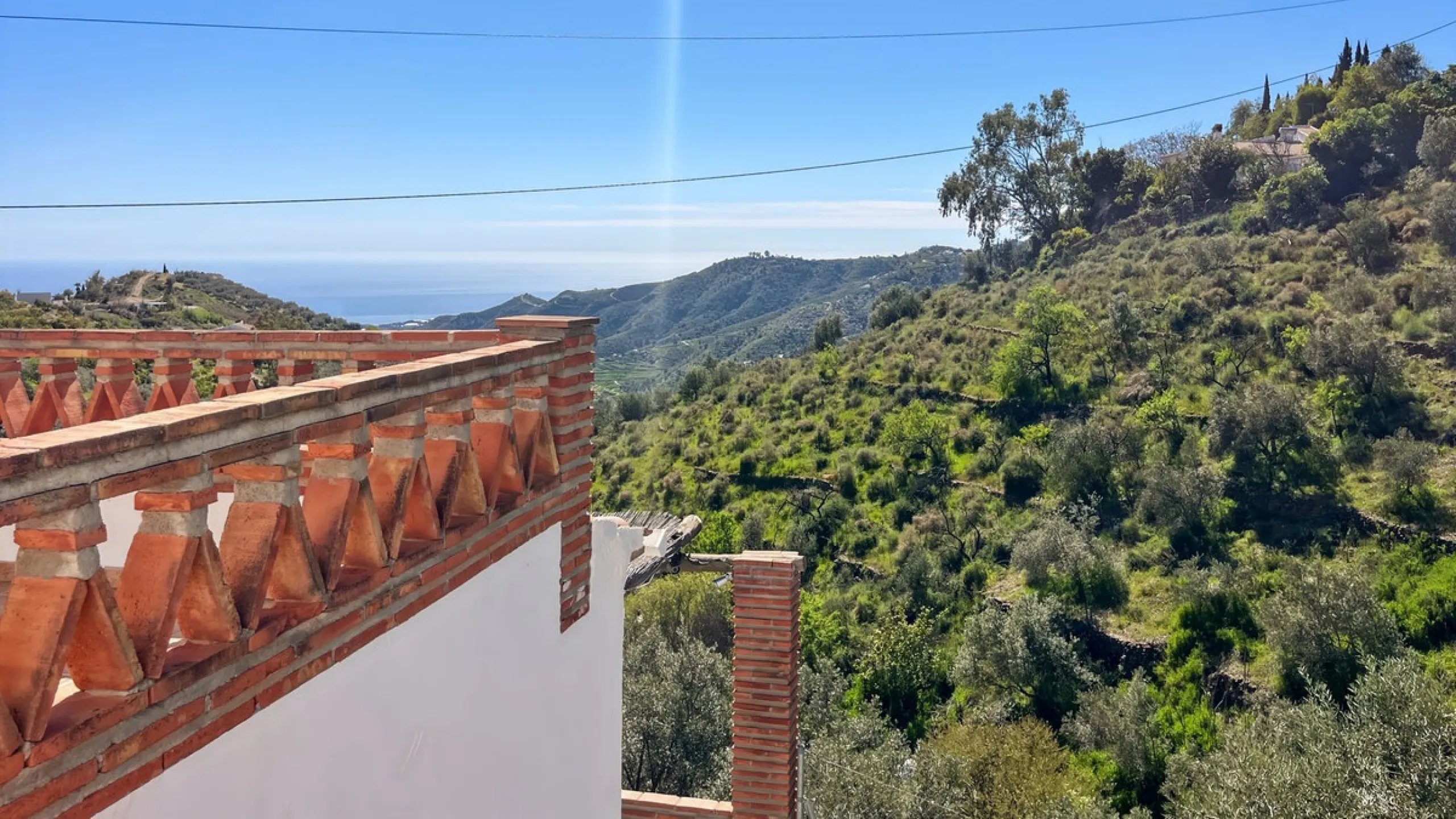 Peacefully located villa near Cómpeta offering 3 bedrooms, 2 bathrooms plus a separate tower studio with a large roof terrace. A rare blend of privacy, comfort and truly panoramic sea and mountain views.