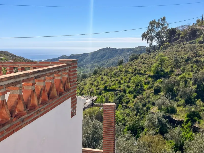 Peacefully located villa near Cómpeta offering 3 bedrooms, 2 bathrooms plus a separate tower studio with a large roof terrace. A rare blend of privacy, comfort and truly panoramic sea and mountain views.