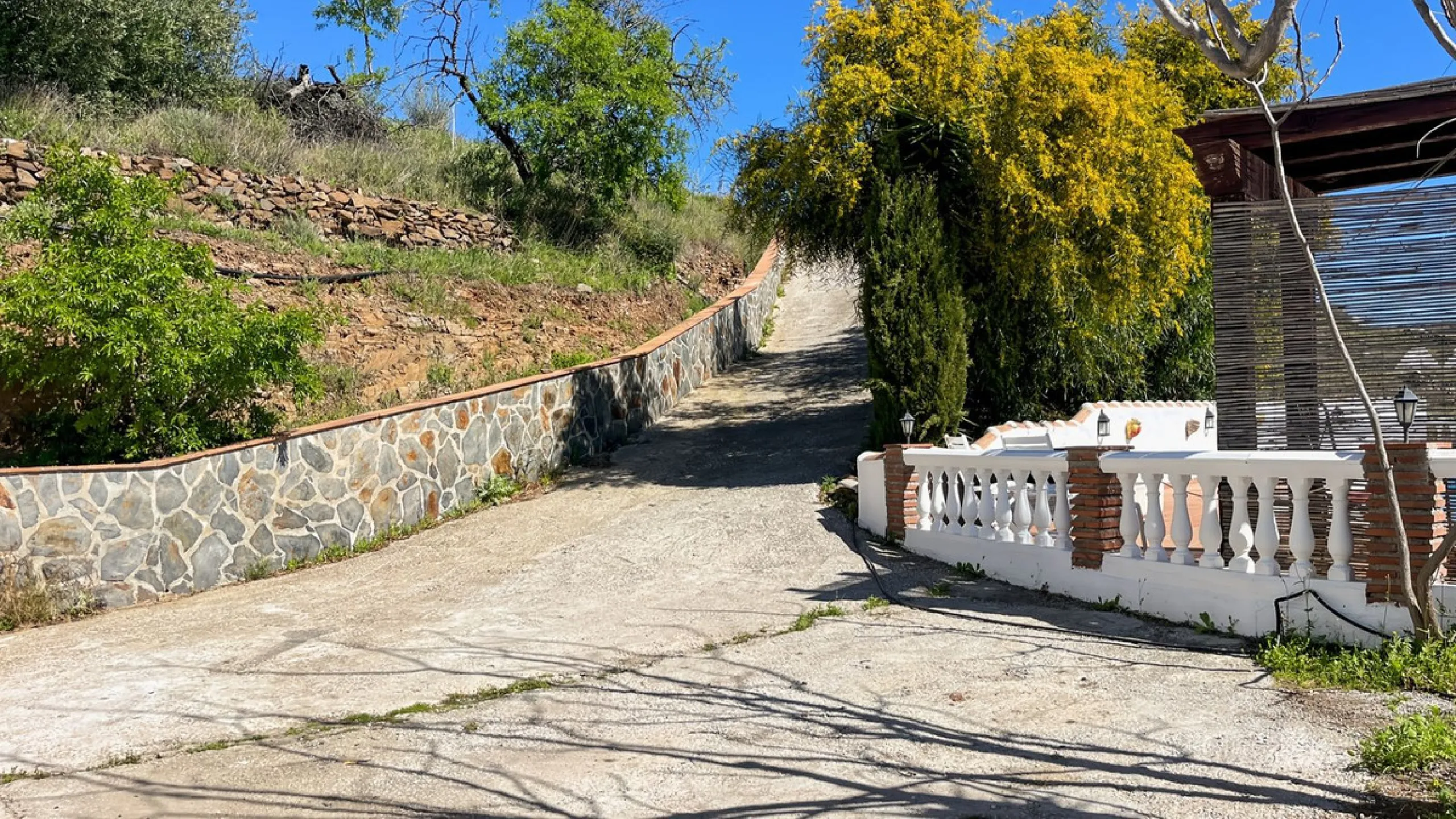 Peacefully located villa near Cómpeta offering 3 bedrooms, 2 bathrooms plus a separate tower studio with a large roof terrace. A rare blend of privacy, comfort and truly panoramic sea and mountain views.