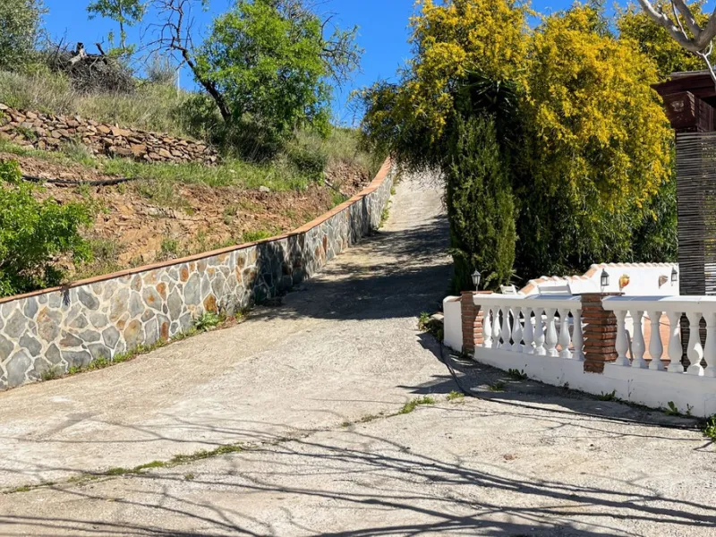 Peacefully located villa near Cómpeta offering 3 bedrooms, 2 bathrooms plus a separate tower studio with a large roof terrace. A rare blend of privacy, comfort and truly panoramic sea and mountain views.