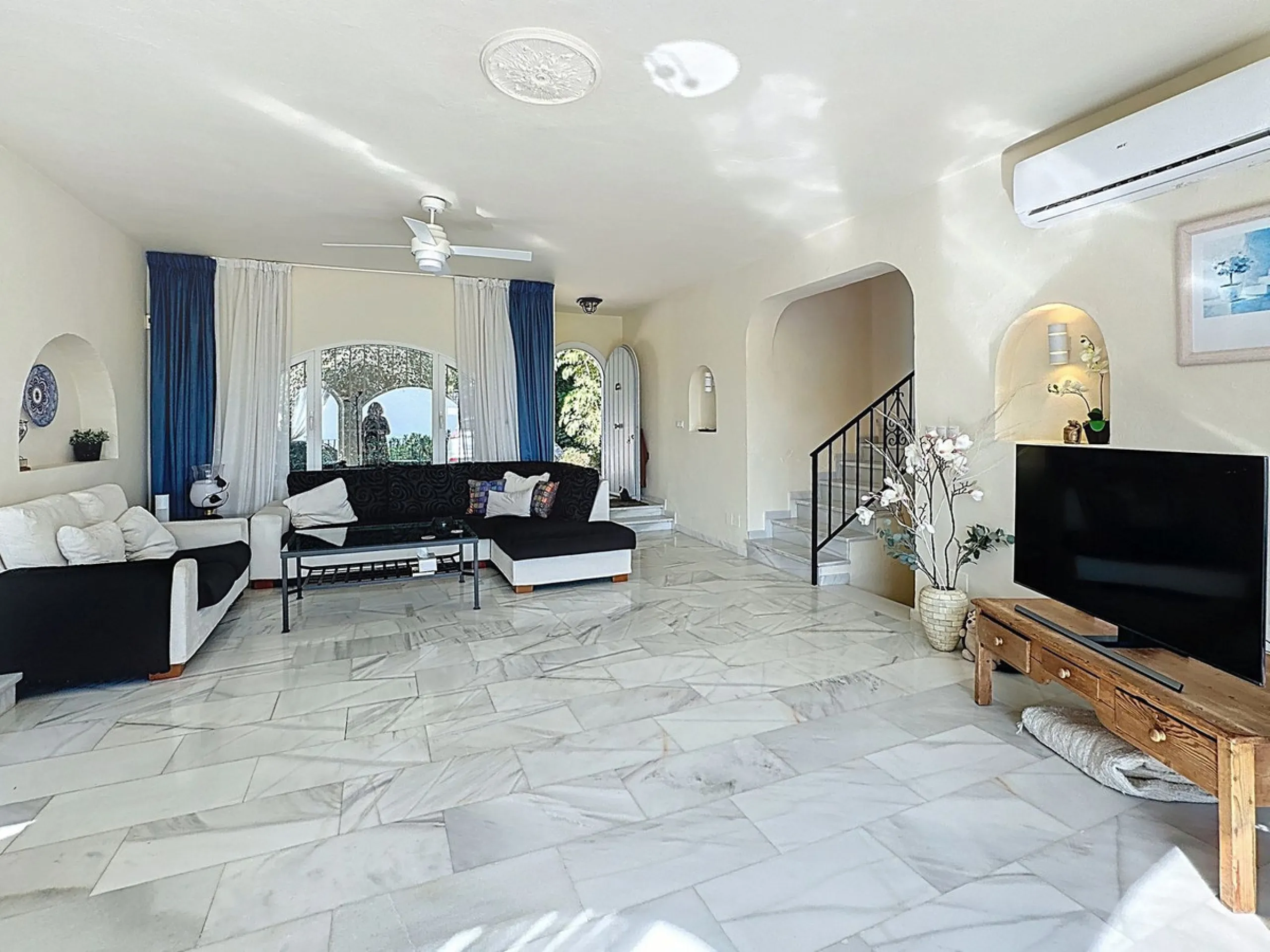 Charming Andalusian Villa with Panoramic Sea Views in Urbanisation Santa Rosa, Mijas