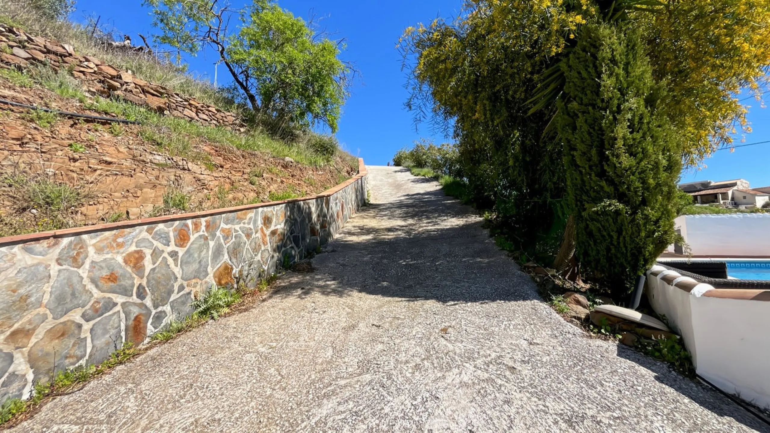 Peacefully located villa near Cómpeta offering 3 bedrooms, 2 bathrooms plus a separate tower studio with a large roof terrace. A rare blend of privacy, comfort and truly panoramic sea and mountain views.
