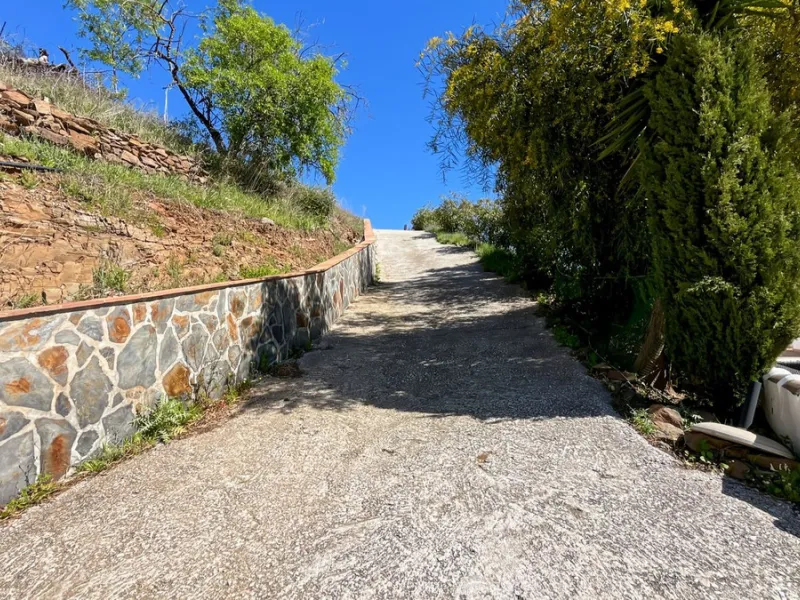Peacefully located villa near Cómpeta offering 3 bedrooms, 2 bathrooms plus a separate tower studio with a large roof terrace. A rare blend of privacy, comfort and truly panoramic sea and mountain views.