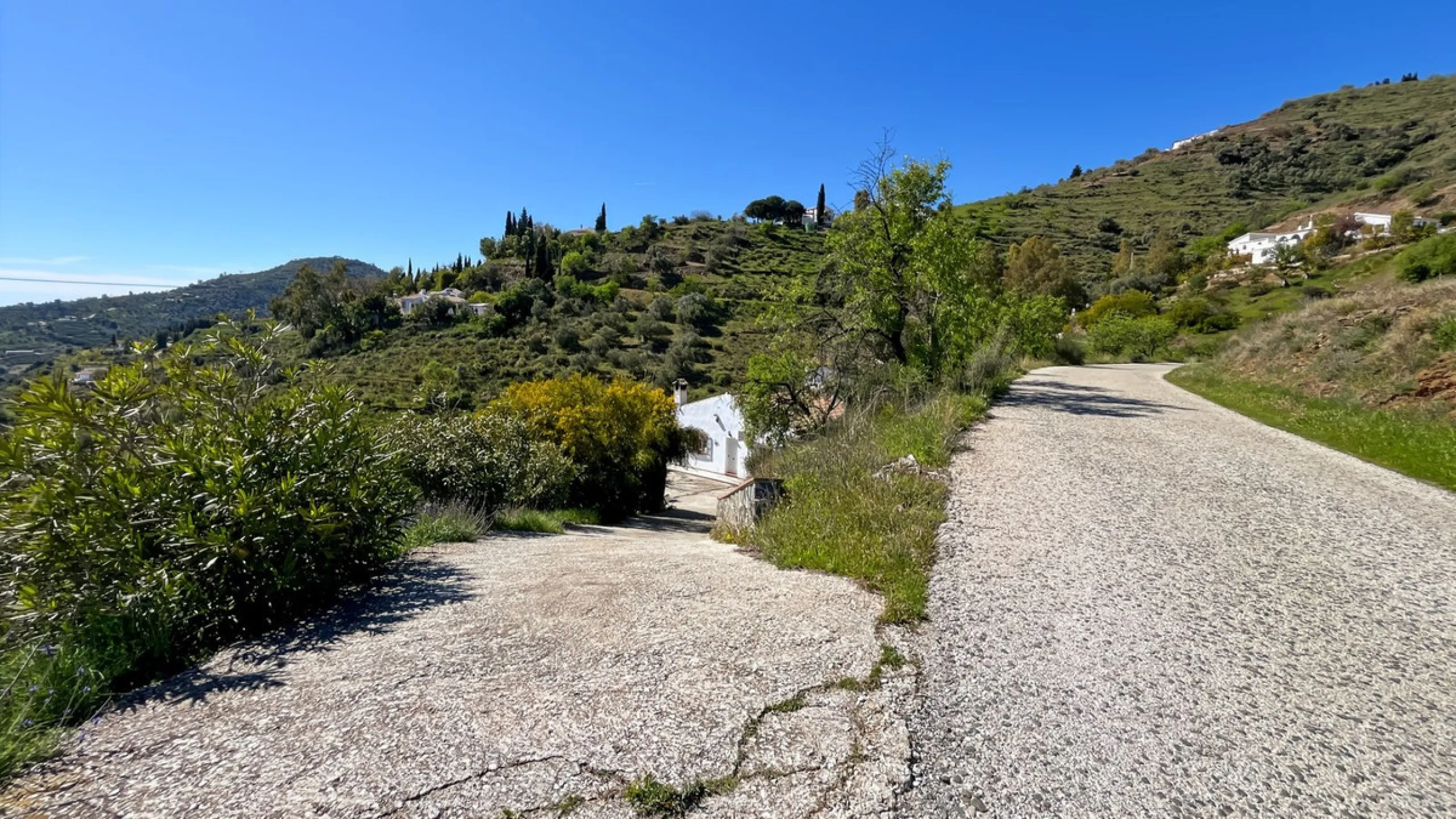 Peacefully located villa near Cómpeta offering 3 bedrooms, 2 bathrooms plus a separate tower studio with a large roof terrace. A rare blend of privacy, comfort and truly panoramic sea and mountain views.