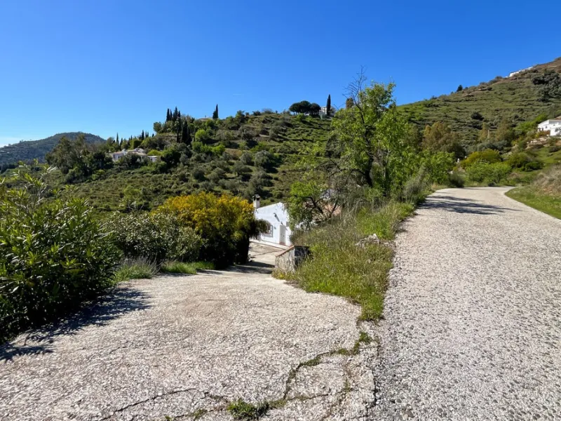 Peacefully located villa near Cómpeta offering 3 bedrooms, 2 bathrooms plus a separate tower studio with a large roof terrace. A rare blend of privacy, comfort and truly panoramic sea and mountain views.