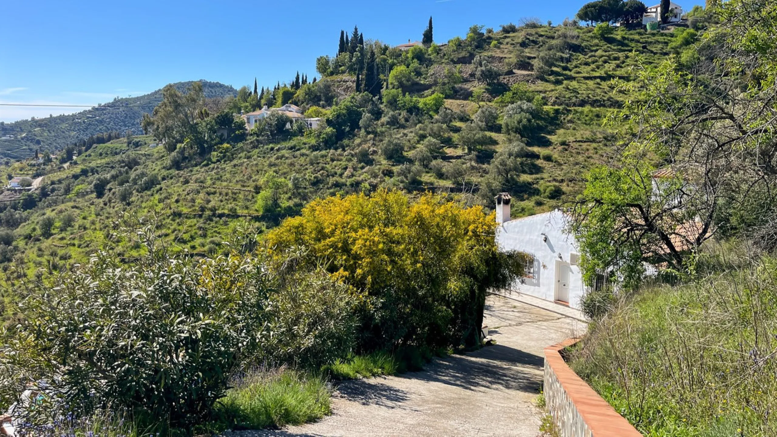 Peacefully located villa near Cómpeta offering 3 bedrooms, 2 bathrooms plus a separate tower studio with a large roof terrace. A rare blend of privacy, comfort and truly panoramic sea and mountain views.
