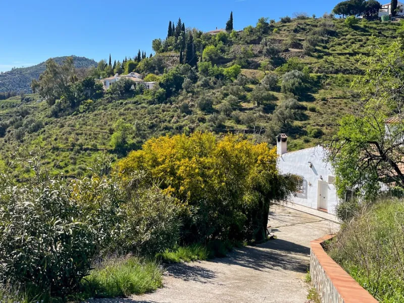 Peacefully located villa near Cómpeta offering 3 bedrooms, 2 bathrooms plus a separate tower studio with a large roof terrace. A rare blend of privacy, comfort and truly panoramic sea and mountain views.