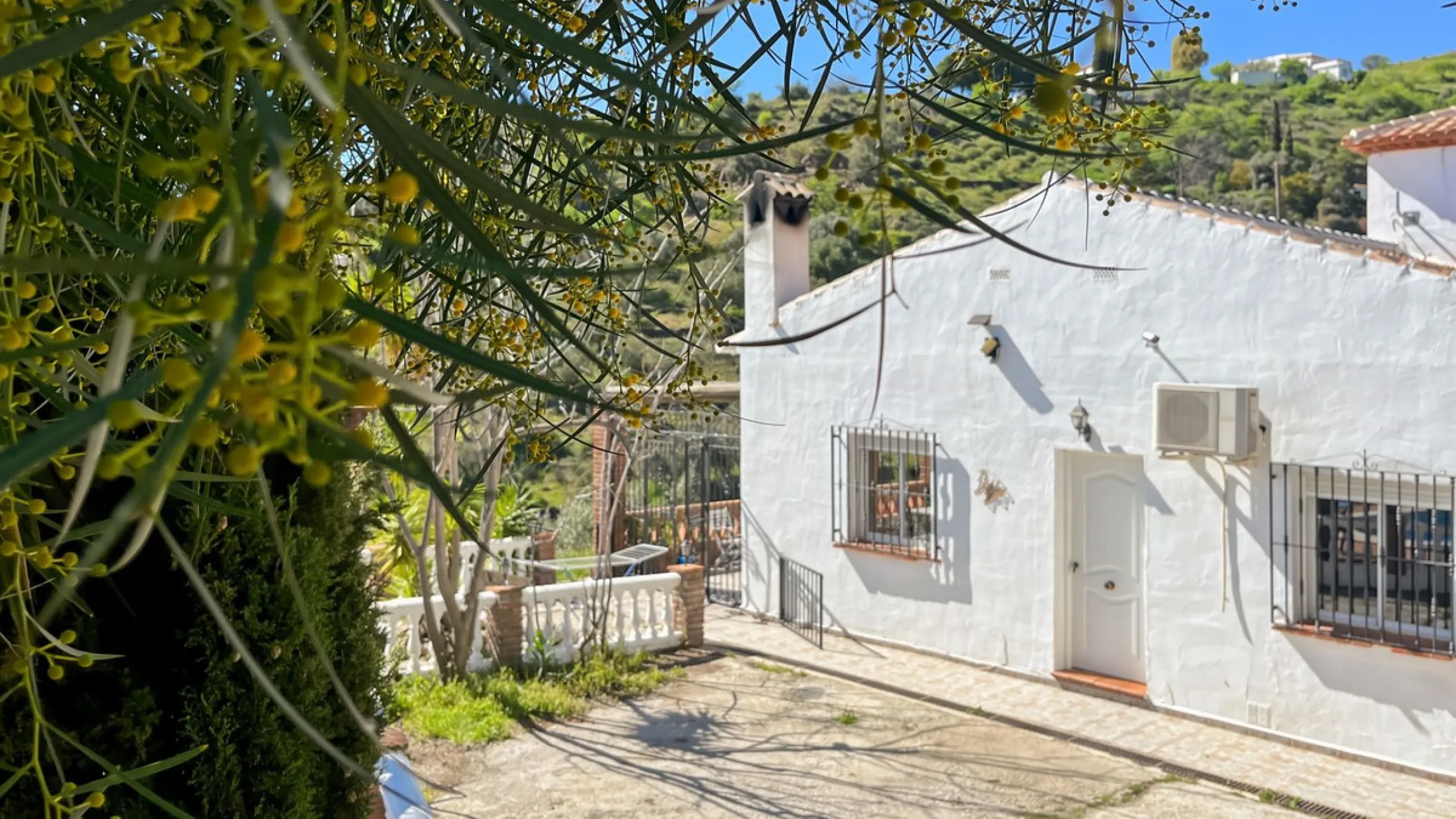 Peacefully located villa near Cómpeta offering 3 bedrooms, 2 bathrooms plus a separate tower studio with a large roof terrace. A rare blend of privacy, comfort and truly panoramic sea and mountain views.