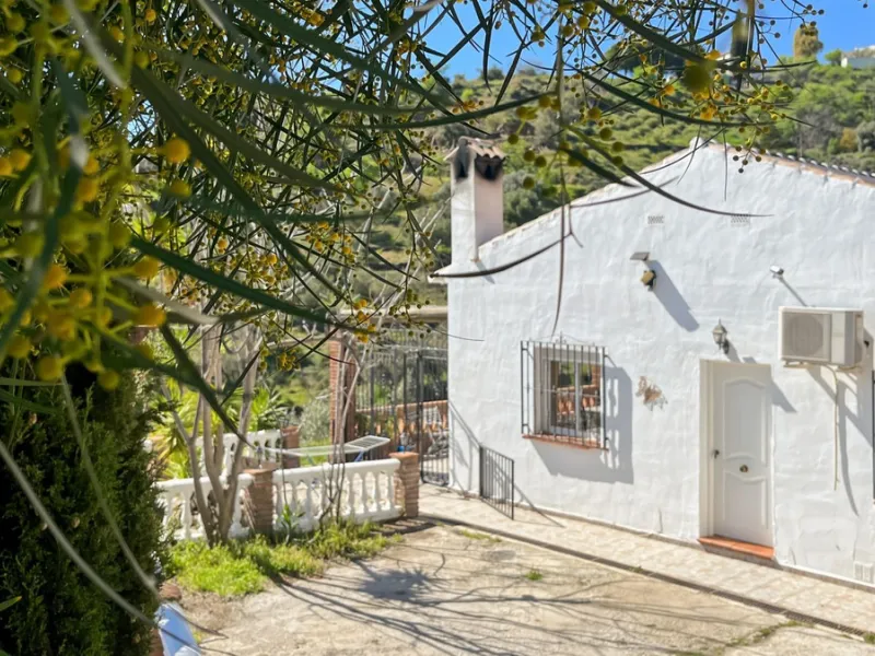 Peacefully located villa near Cómpeta offering 3 bedrooms, 2 bathrooms plus a separate tower studio with a large roof terrace. A rare blend of privacy, comfort and truly panoramic sea and mountain views.
