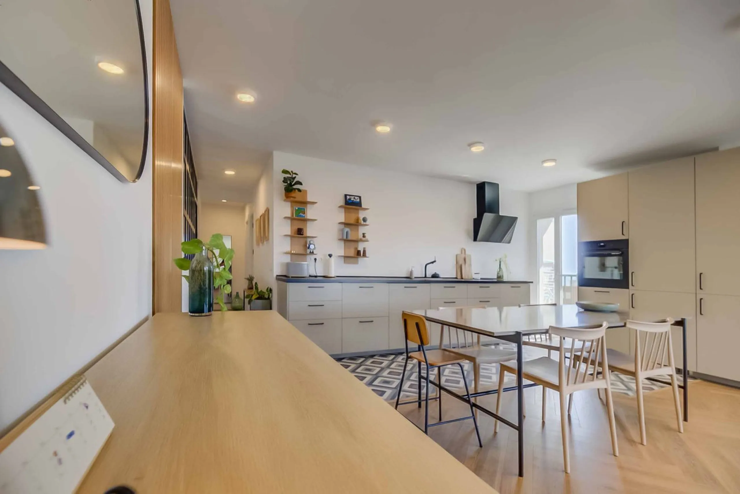 We present this wonderful flat in Torreblanca del Sol, one of the most sought-after areas of Fuengirola, located on the second line of the sea. This renovated property combines spaciousness, light and comfort in a privileged setting.
