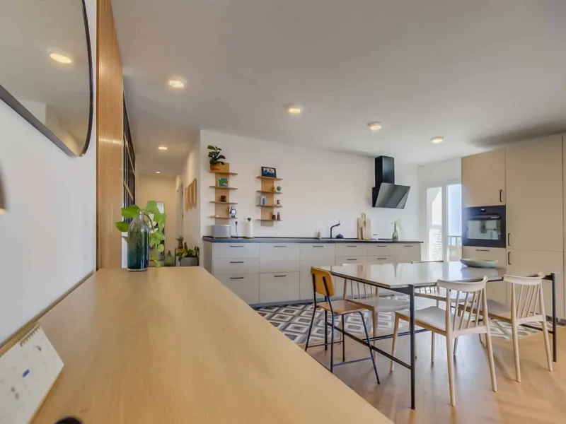We present this wonderful flat in Torreblanca del Sol, one of the most sought-after areas of Fuengirola, located on the second line of the sea. This renovated property combines spaciousness, light and comfort in a privileged setting.