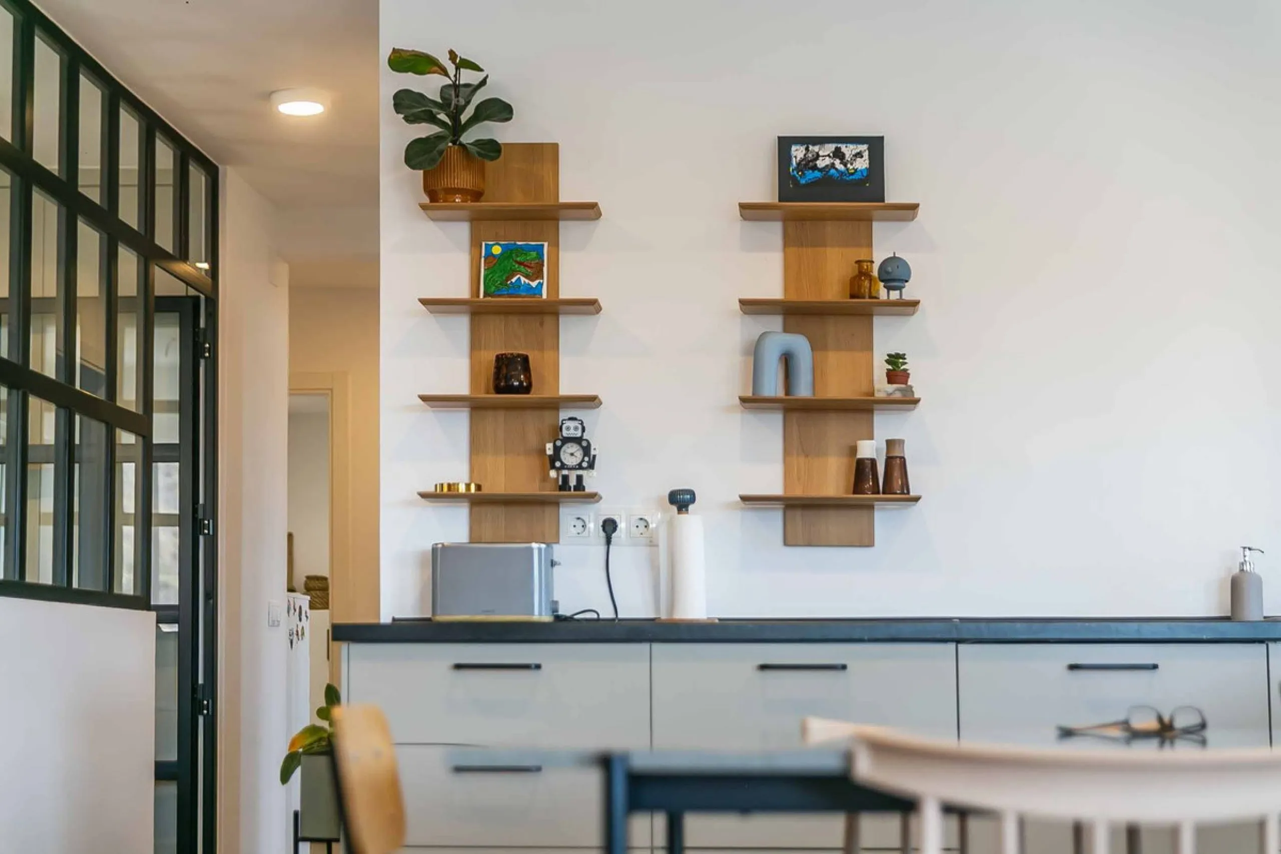 We present this wonderful flat in Torreblanca del Sol, one of the most sought-after areas of Fuengirola, located on the second line of the sea. This renovated property combines spaciousness, light and comfort in a privileged setting.