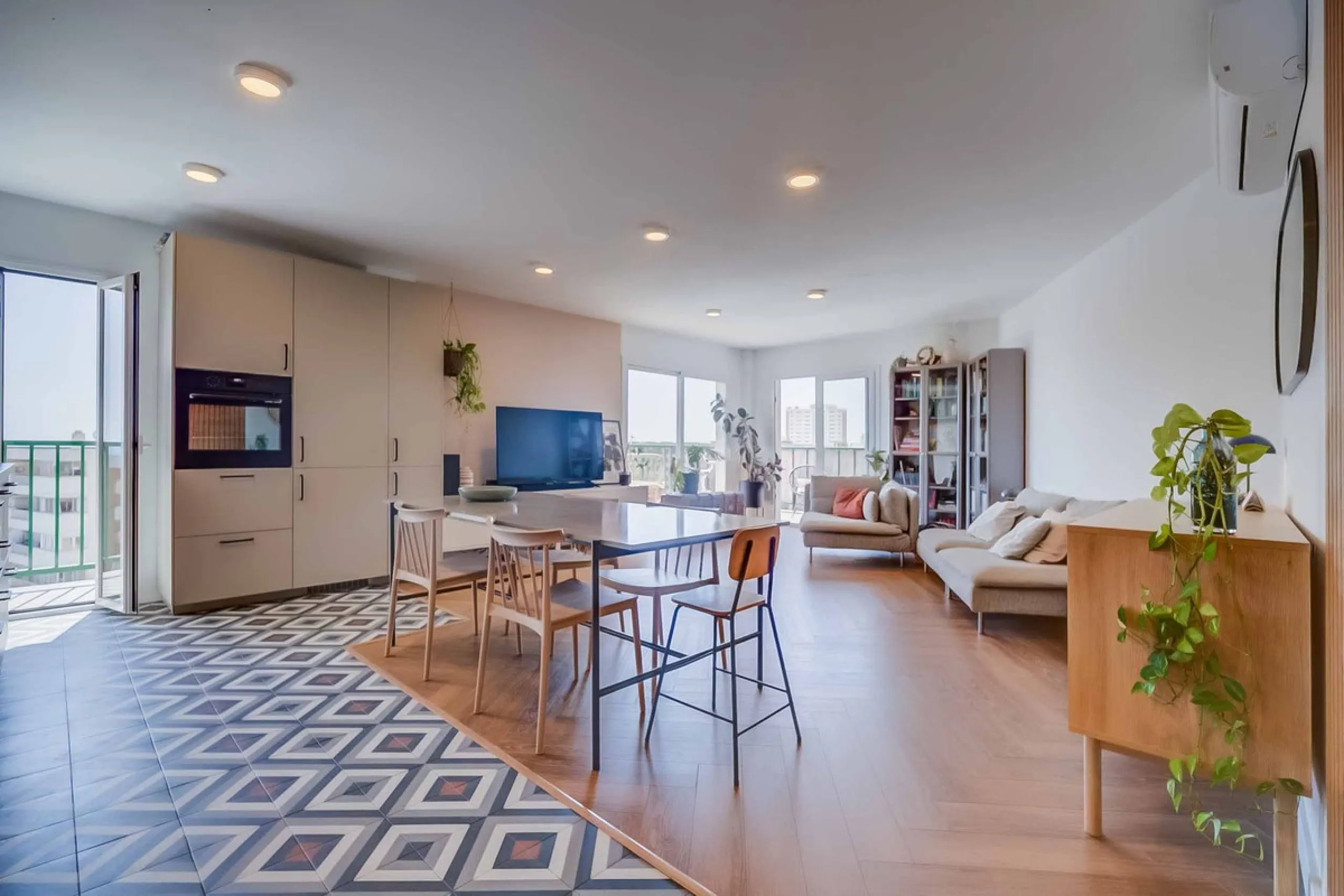 We present this wonderful flat in Torreblanca del Sol, one of the most sought-after areas of Fuengirola, located on the second line of the sea. This renovated property combines spaciousness, light and comfort in a privileged setting.
