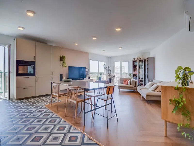We present this wonderful flat in Torreblanca del Sol, one of the most sought-after areas of Fuengirola, located on the second line of the sea. This renovated property combines spaciousness, light and comfort in a privileged setting.