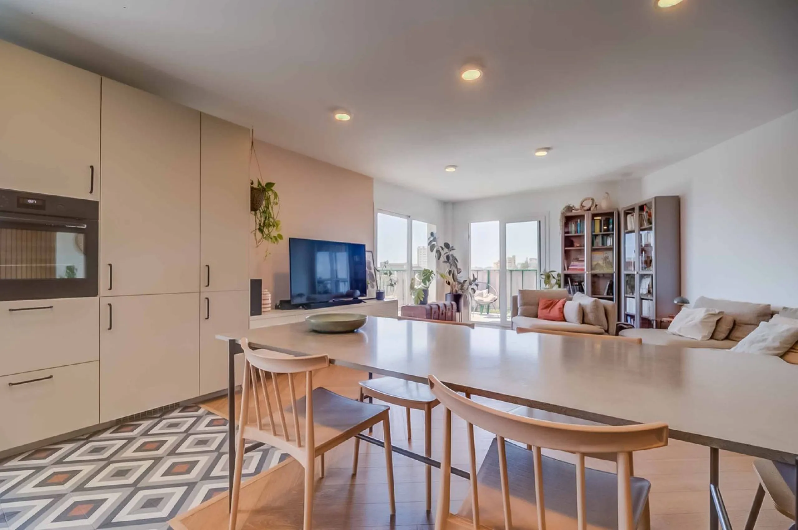 We present this wonderful flat in Torreblanca del Sol, one of the most sought-after areas of Fuengirola, located on the second line of the sea. This renovated property combines spaciousness, light and comfort in a privileged setting.