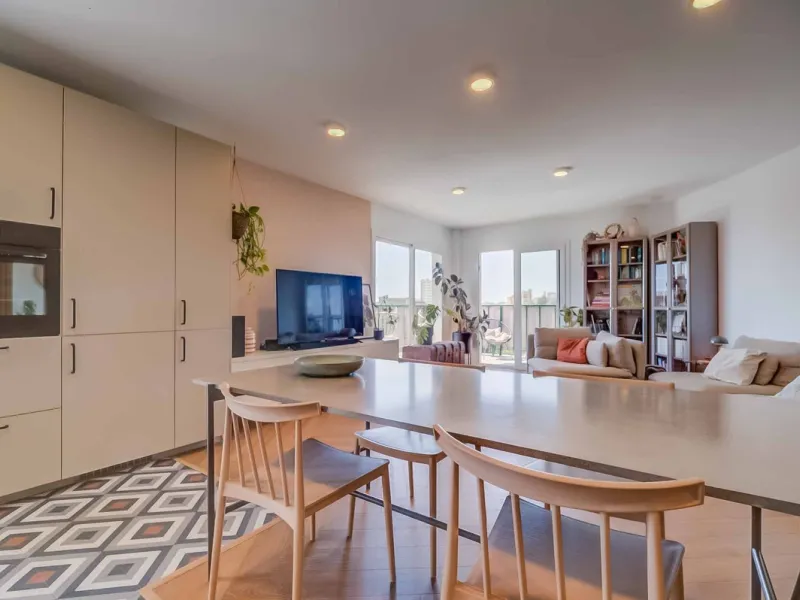 We present this wonderful flat in Torreblanca del Sol, one of the most sought-after areas of Fuengirola, located on the second line of the sea. This renovated property combines spaciousness, light and comfort in a privileged setting.