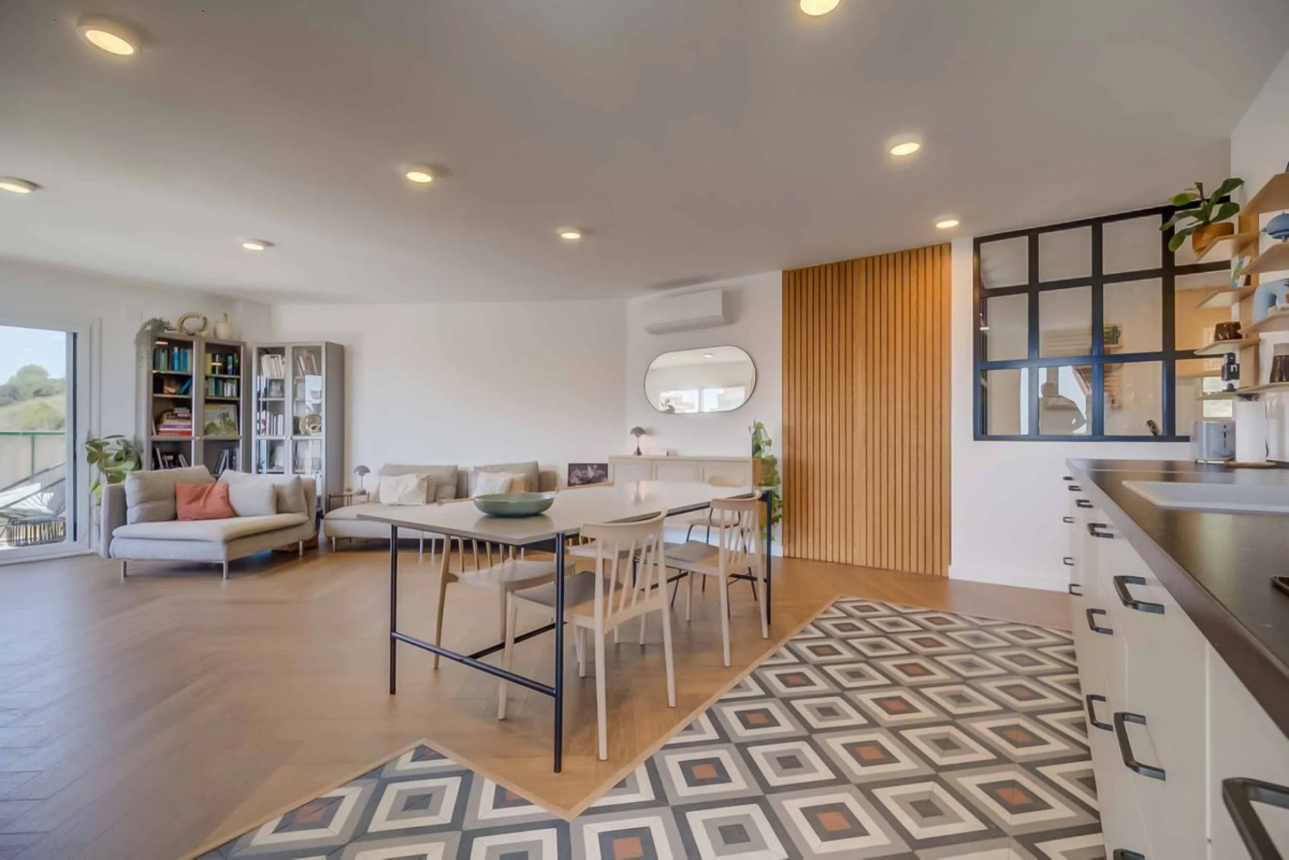 We present this wonderful flat in Torreblanca del Sol, one of the most sought-after areas of Fuengirola, located on the second line of the sea. This renovated property combines spaciousness, light and comfort in a privileged setting.