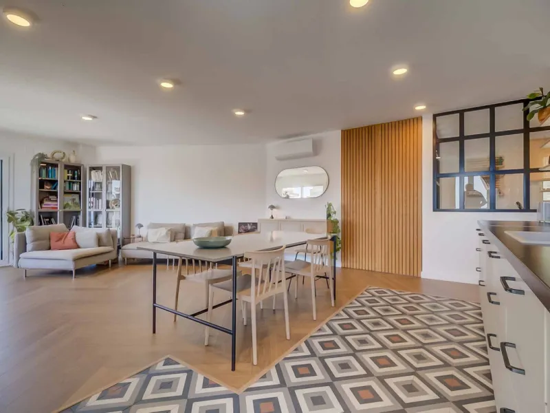 We present this wonderful flat in Torreblanca del Sol, one of the most sought-after areas of Fuengirola, located on the second line of the sea. This renovated property combines spaciousness, light and comfort in a privileged setting.