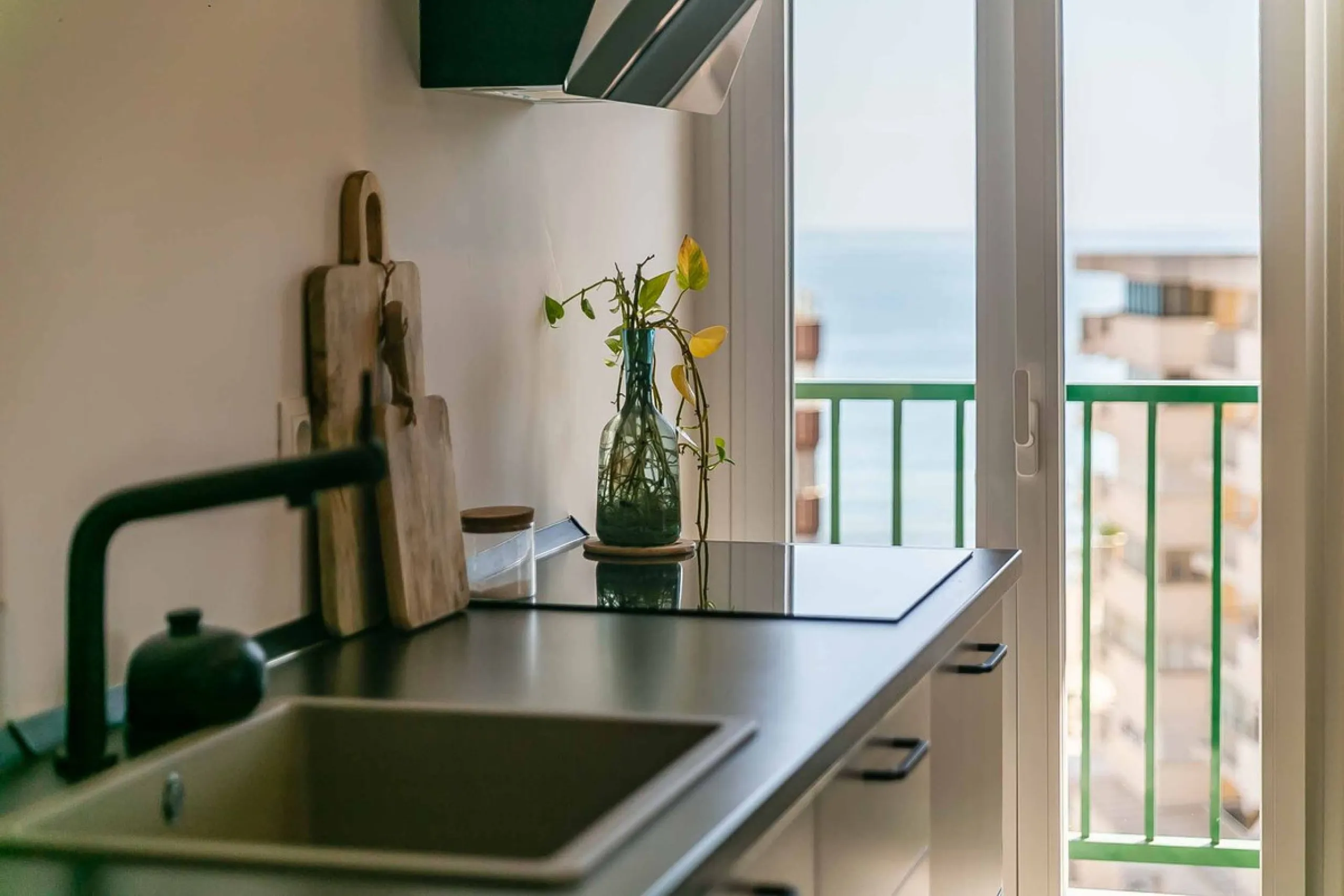We present this wonderful flat in Torreblanca del Sol, one of the most sought-after areas of Fuengirola, located on the second line of the sea. This renovated property combines spaciousness, light and comfort in a privileged setting.