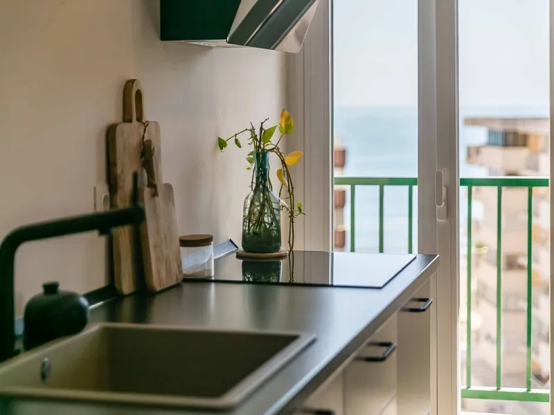 We present this wonderful flat in Torreblanca del Sol, one of the most sought-after areas of Fuengirola, located on the second line of the sea. This renovated property combines spaciousness, light and comfort in a privileged setting.