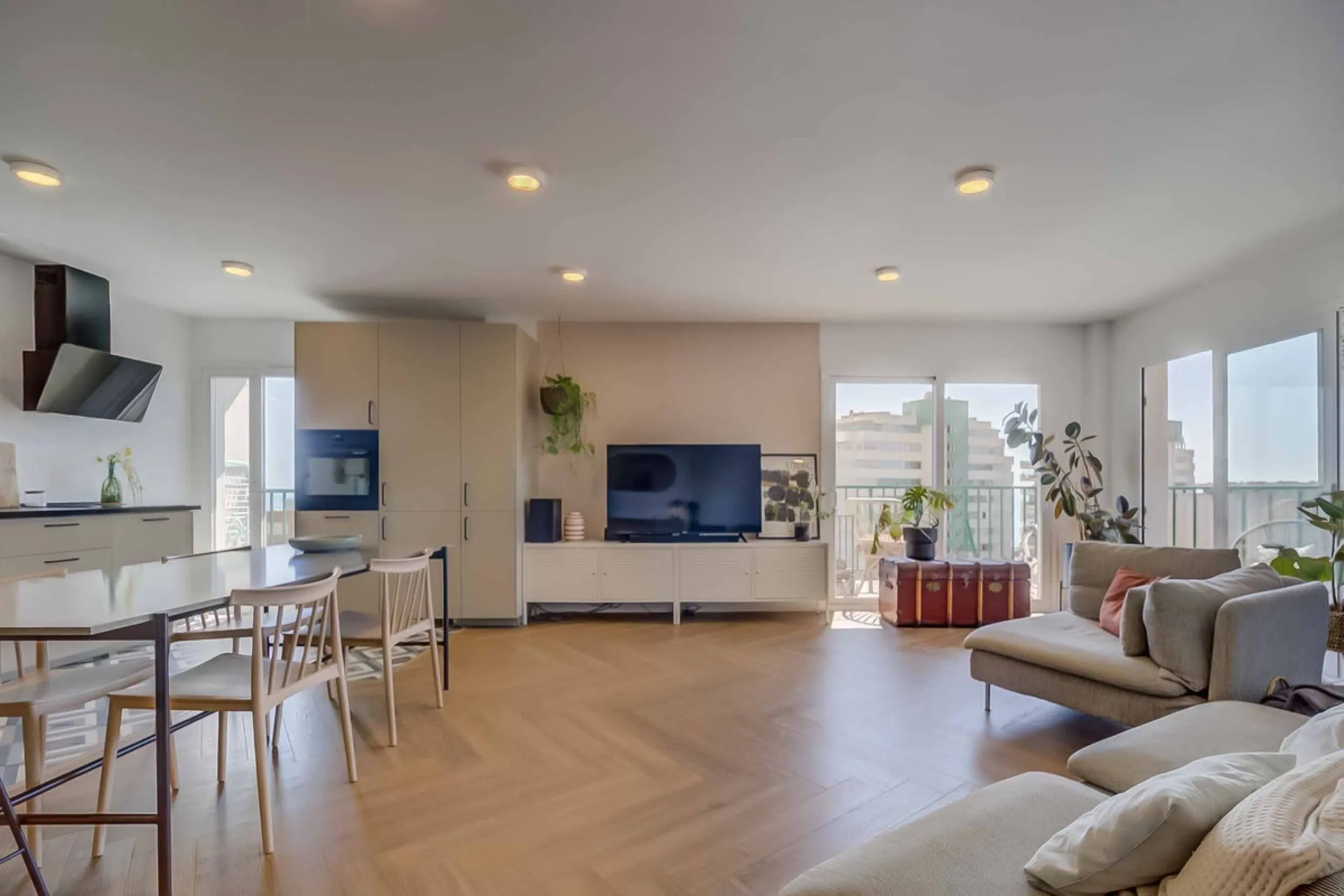 We present this wonderful flat in Torreblanca del Sol, one of the most sought-after areas of Fuengirola, located on the second line of the sea. This renovated property combines spaciousness, light and comfort in a privileged setting.