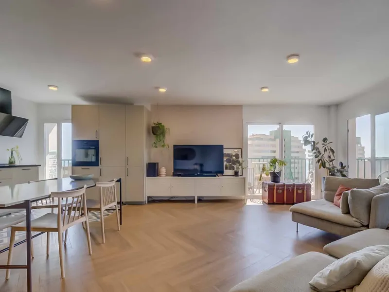 We present this wonderful flat in Torreblanca del Sol, one of the most sought-after areas of Fuengirola, located on the second line of the sea. This renovated property combines spaciousness, light and comfort in a privileged setting.