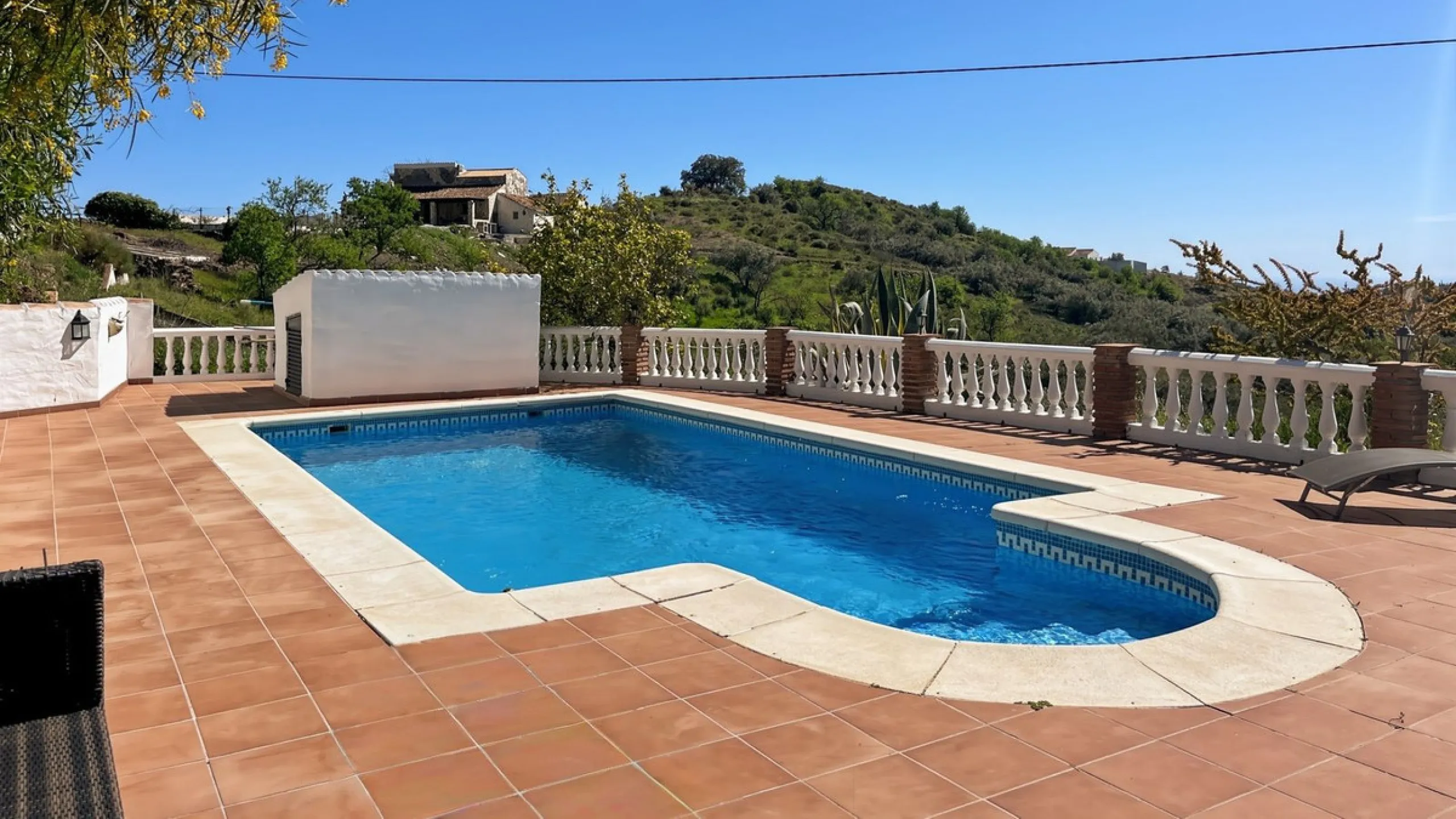 Peacefully located villa near Cómpeta offering 3 bedrooms, 2 bathrooms plus a separate tower studio with a large roof terrace. A rare blend of privacy, comfort and truly panoramic sea and mountain views.