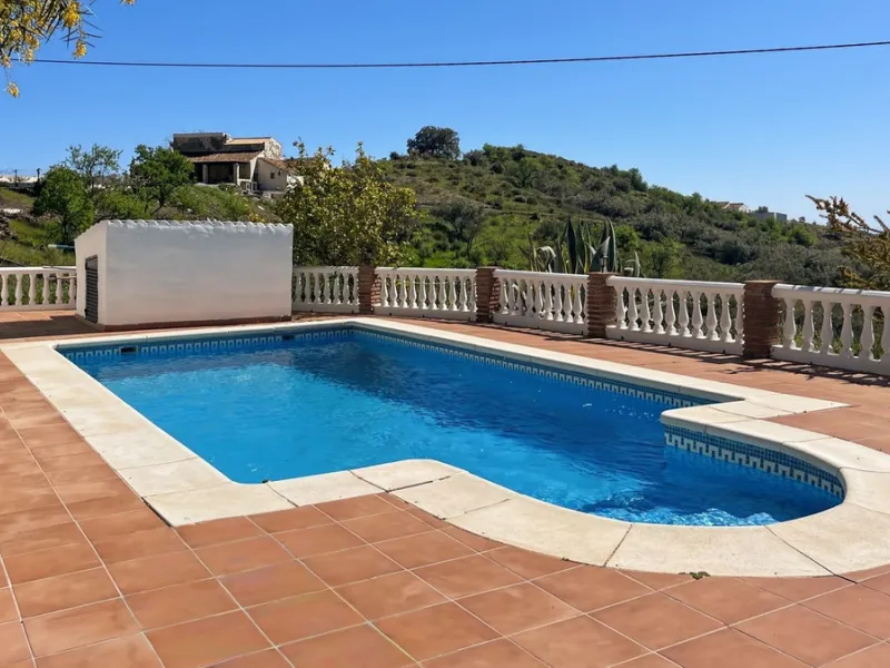 Peacefully located villa near Cómpeta offering 3 bedrooms, 2 bathrooms plus a separate tower studio with a large roof terrace. A rare blend of privacy, comfort and truly panoramic sea and mountain views.