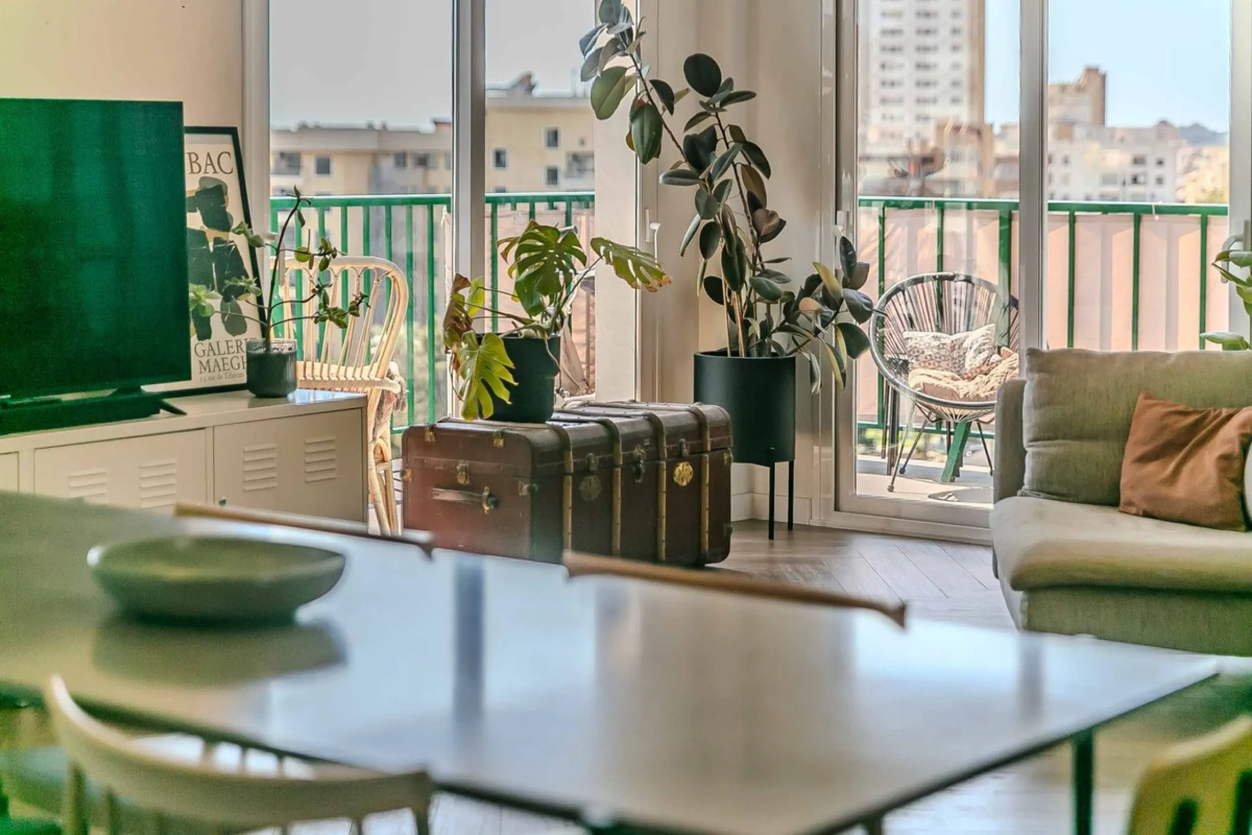 We present this wonderful flat in Torreblanca del Sol, one of the most sought-after areas of Fuengirola, located on the second line of the sea. This renovated property combines spaciousness, light and comfort in a privileged setting.