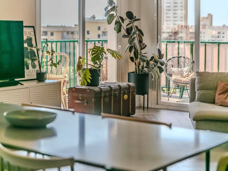 We present this wonderful flat in Torreblanca del Sol, one of the most sought-after areas of Fuengirola, located on the second line of the sea. This renovated property combines spaciousness, light and comfort in a privileged setting.