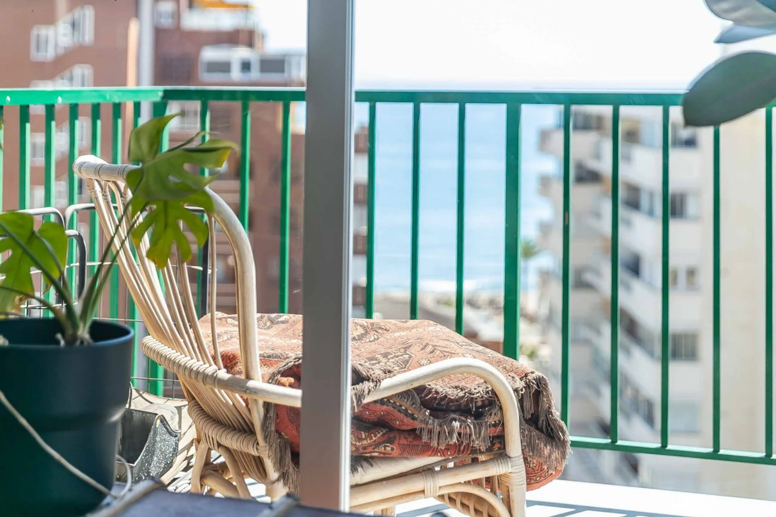 We present this wonderful flat in Torreblanca del Sol, one of the most sought-after areas of Fuengirola, located on the second line of the sea. This renovated property combines spaciousness, light and comfort in a privileged setting.