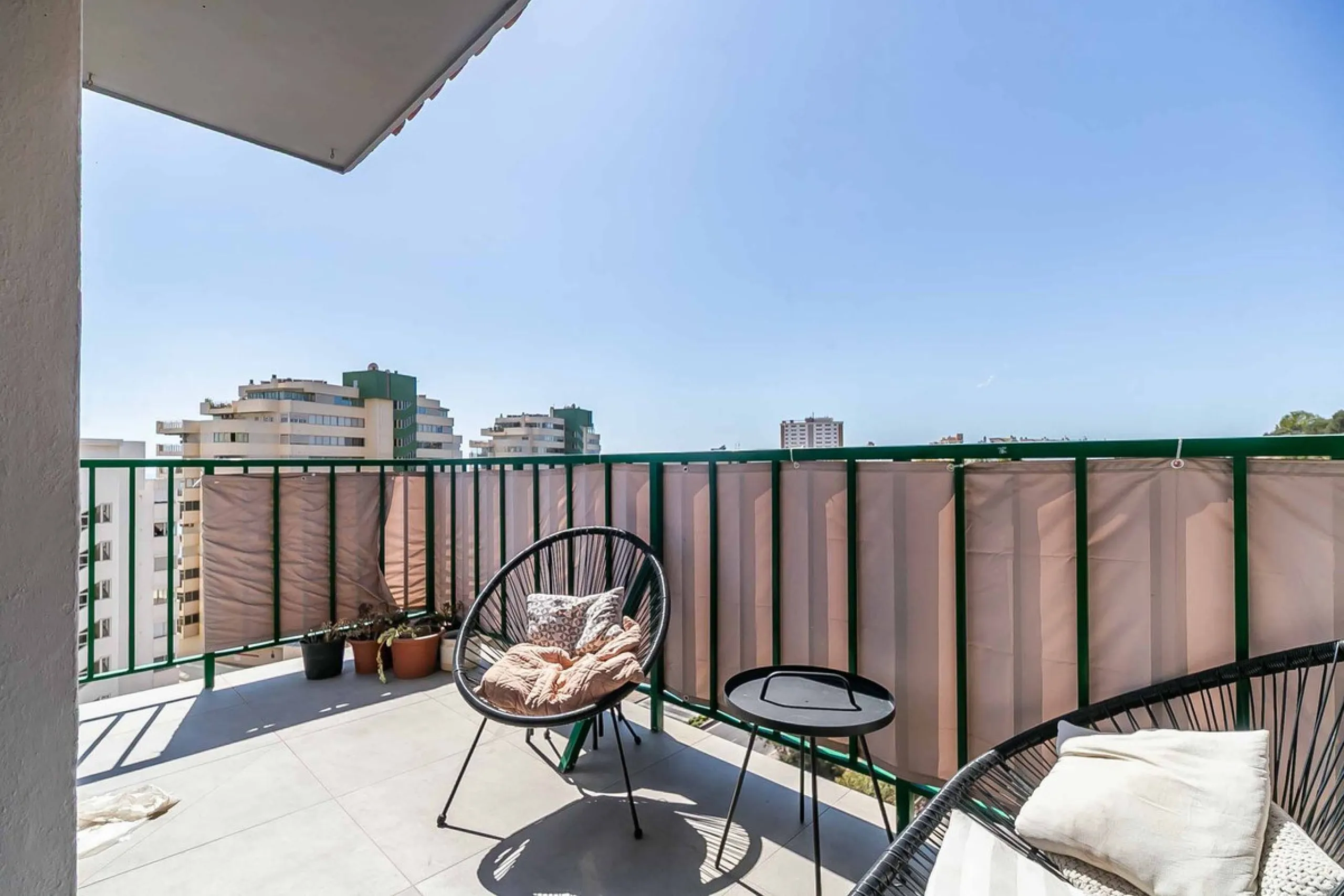 We present this wonderful flat in Torreblanca del Sol, one of the most sought-after areas of Fuengirola, located on the second line of the sea. This renovated property combines spaciousness, light and comfort in a privileged setting.
