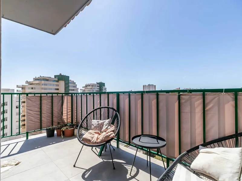 We present this wonderful flat in Torreblanca del Sol, one of the most sought-after areas of Fuengirola, located on the second line of the sea. This renovated property combines spaciousness, light and comfort in a privileged setting.