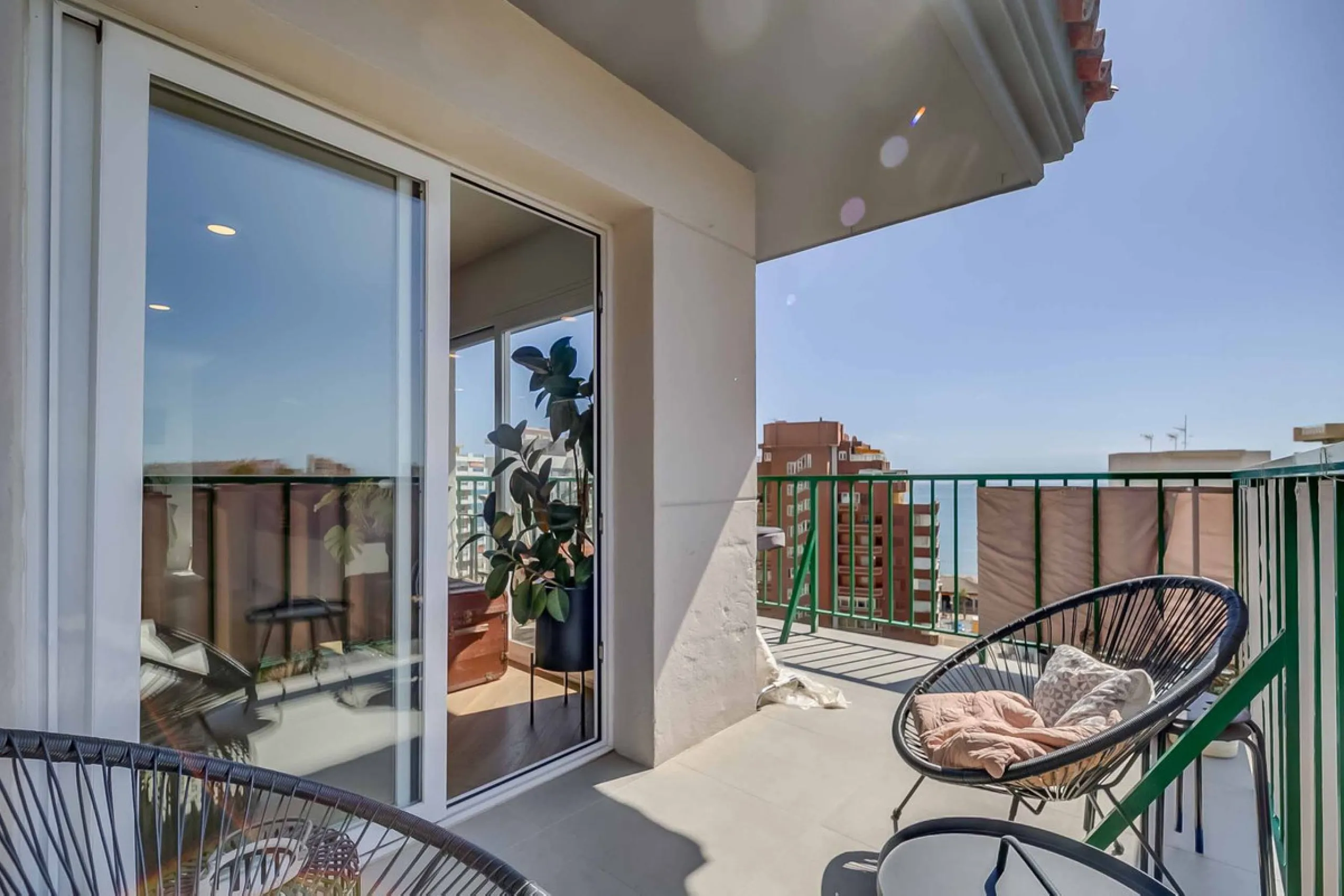 We present this wonderful flat in Torreblanca del Sol, one of the most sought-after areas of Fuengirola, located on the second line of the sea. This renovated property combines spaciousness, light and comfort in a privileged setting.