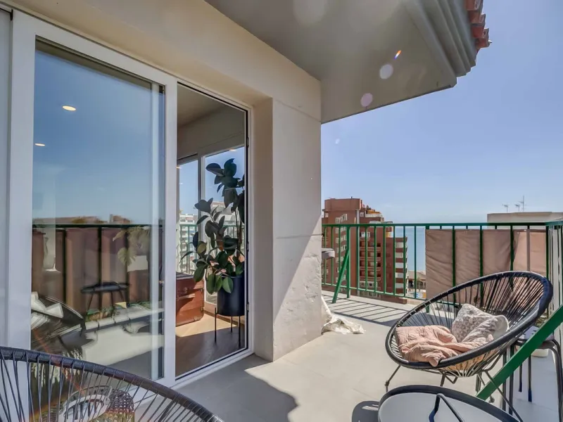 We present this wonderful flat in Torreblanca del Sol, one of the most sought-after areas of Fuengirola, located on the second line of the sea. This renovated property combines spaciousness, light and comfort in a privileged setting.