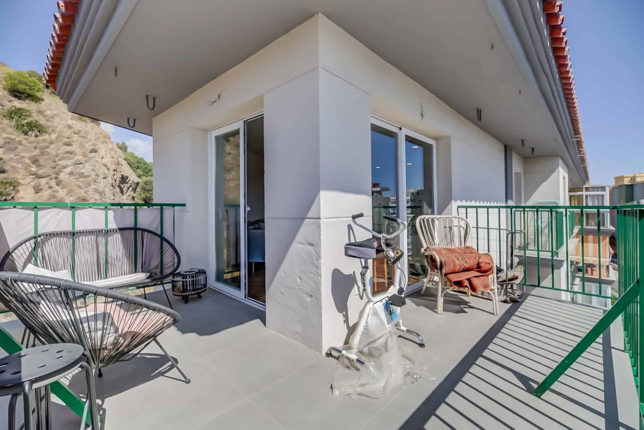 We present this wonderful flat in Torreblanca del Sol, one of the most sought-after areas of Fuengirola, located on the second line of the sea. This renovated property combines spaciousness, light and comfort in a privileged setting.