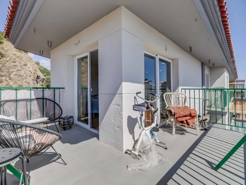We present this wonderful flat in Torreblanca del Sol, one of the most sought-after areas of Fuengirola, located on the second line of the sea. This renovated property combines spaciousness, light and comfort in a privileged setting.