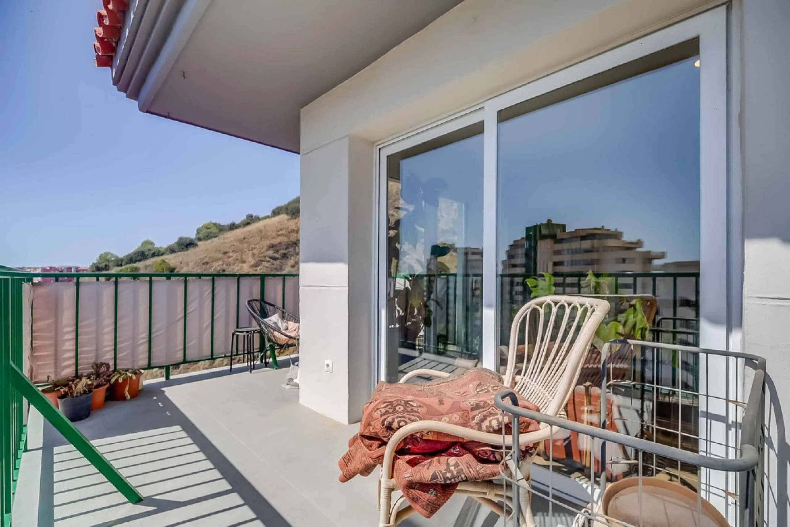 We present this wonderful flat in Torreblanca del Sol, one of the most sought-after areas of Fuengirola, located on the second line of the sea. This renovated property combines spaciousness, light and comfort in a privileged setting.