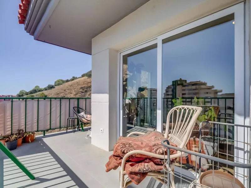 We present this wonderful flat in Torreblanca del Sol, one of the most sought-after areas of Fuengirola, located on the second line of the sea. This renovated property combines spaciousness, light and comfort in a privileged setting.