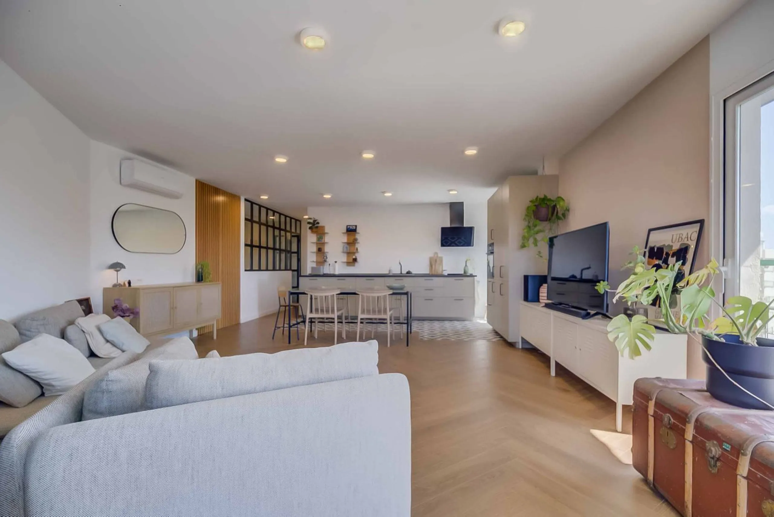 We present this wonderful flat in Torreblanca del Sol, one of the most sought-after areas of Fuengirola, located on the second line of the sea. This renovated property combines spaciousness, light and comfort in a privileged setting.