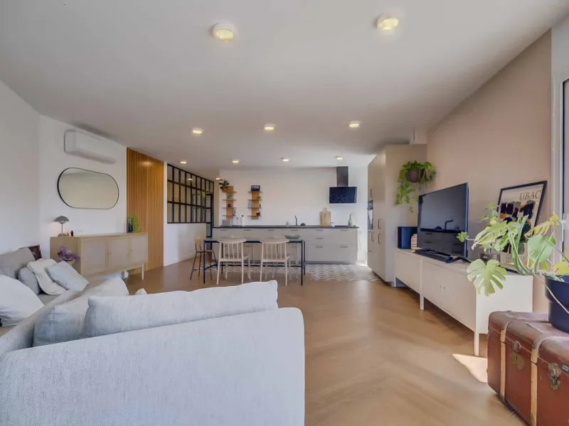 We present this wonderful flat in Torreblanca del Sol, one of the most sought-after areas of Fuengirola, located on the second line of the sea. This renovated property combines spaciousness, light and comfort in a privileged setting.
