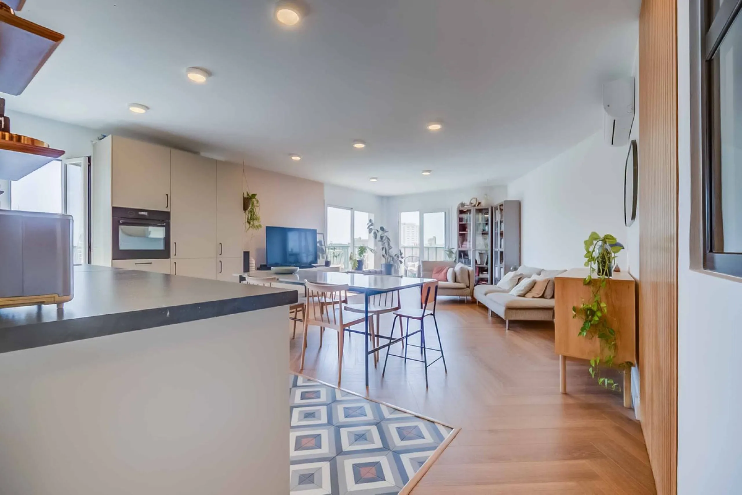 We present this wonderful flat in Torreblanca del Sol, one of the most sought-after areas of Fuengirola, located on the second line of the sea. This renovated property combines spaciousness, light and comfort in a privileged setting.