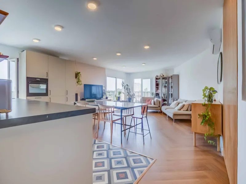 We present this wonderful flat in Torreblanca del Sol, one of the most sought-after areas of Fuengirola, located on the second line of the sea. This renovated property combines spaciousness, light and comfort in a privileged setting.
