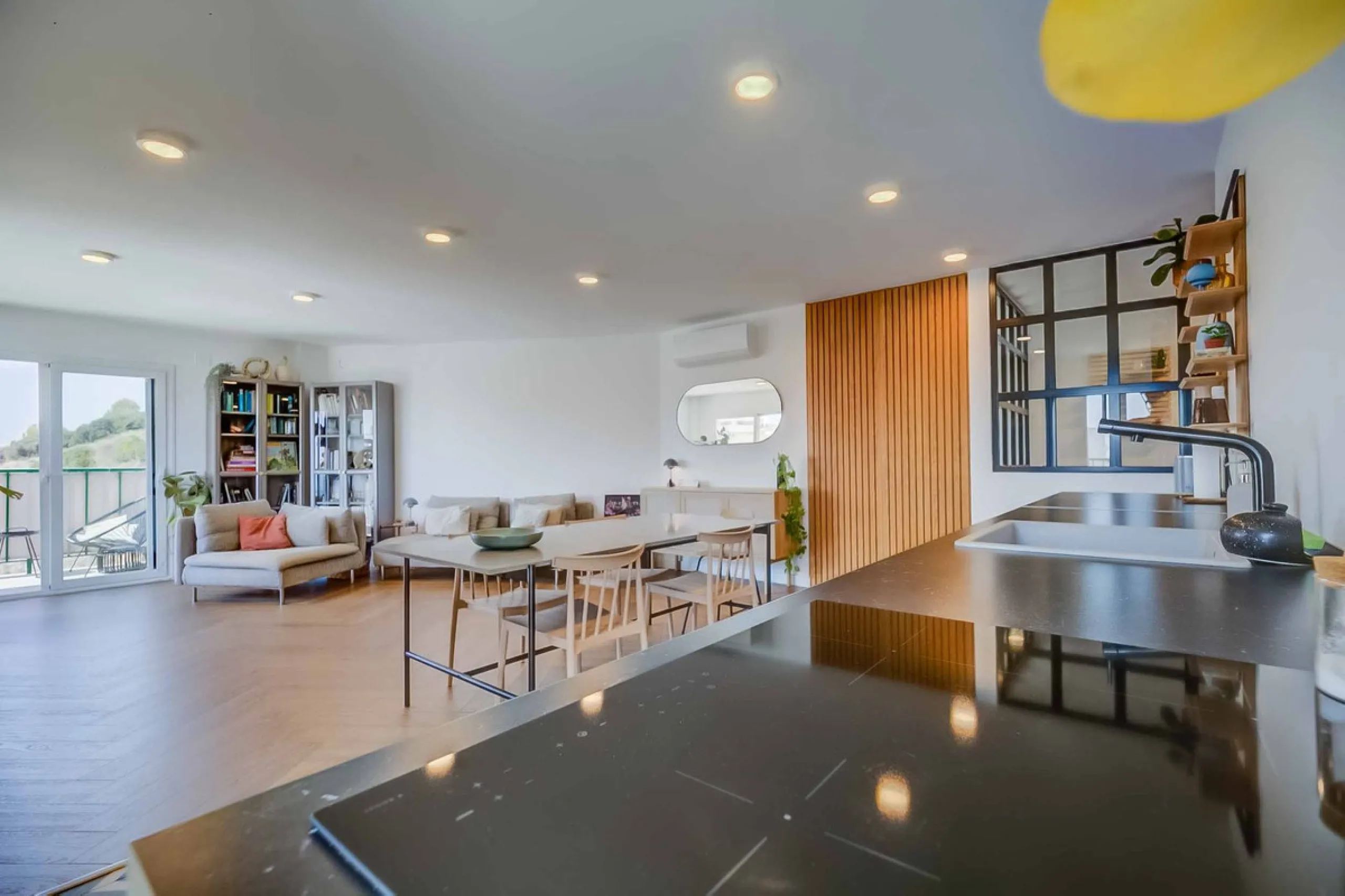 We present this wonderful flat in Torreblanca del Sol, one of the most sought-after areas of Fuengirola, located on the second line of the sea. This renovated property combines spaciousness, light and comfort in a privileged setting.
