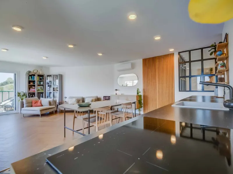 We present this wonderful flat in Torreblanca del Sol, one of the most sought-after areas of Fuengirola, located on the second line of the sea. This renovated property combines spaciousness, light and comfort in a privileged setting.