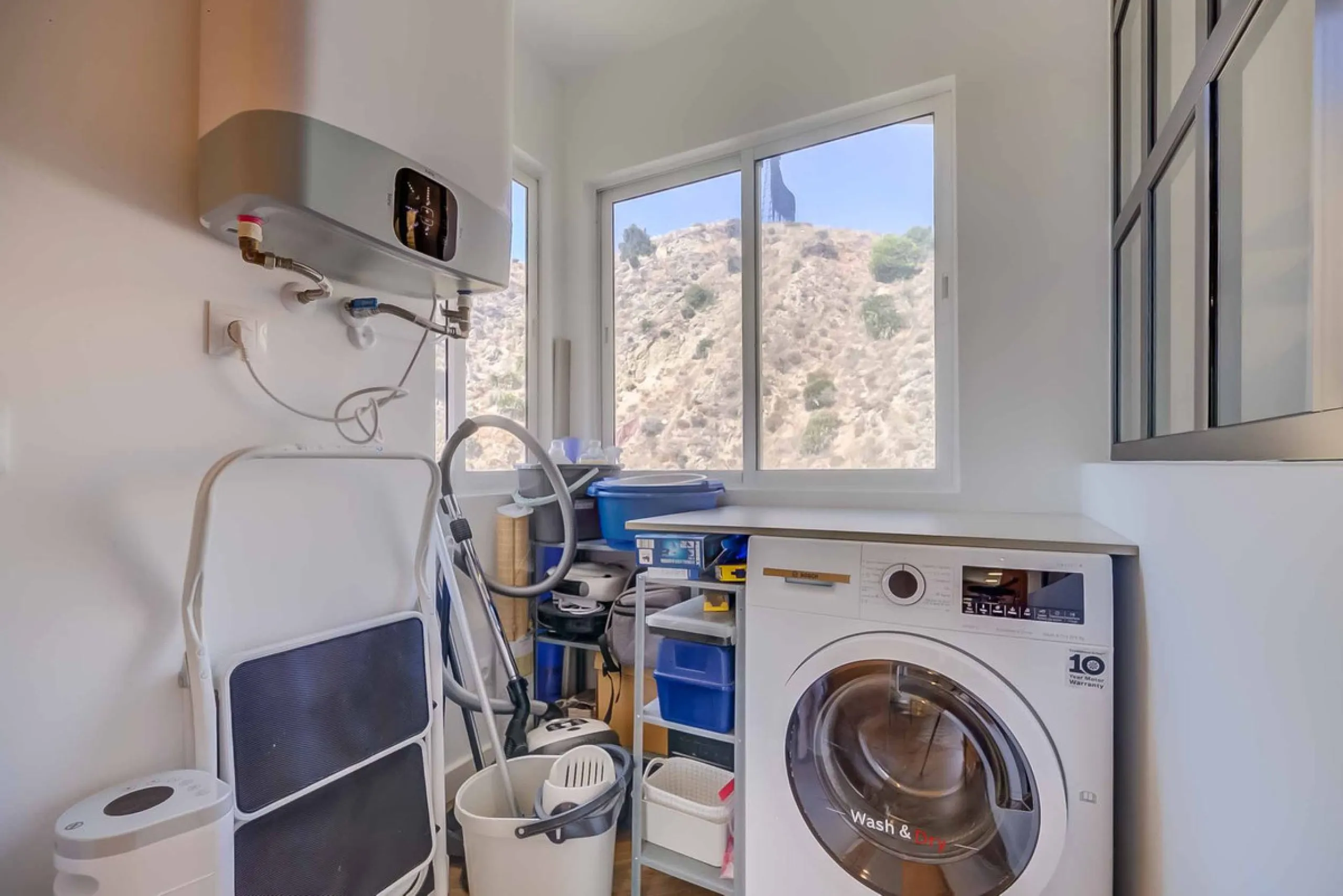 We present this wonderful flat in Torreblanca del Sol, one of the most sought-after areas of Fuengirola, located on the second line of the sea. This renovated property combines spaciousness, light and comfort in a privileged setting.