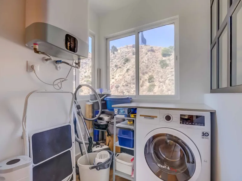 We present this wonderful flat in Torreblanca del Sol, one of the most sought-after areas of Fuengirola, located on the second line of the sea. This renovated property combines spaciousness, light and comfort in a privileged setting.